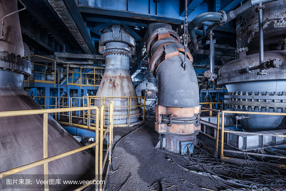 一個廢棄的鋼爐建筑的場景和細節(jié)